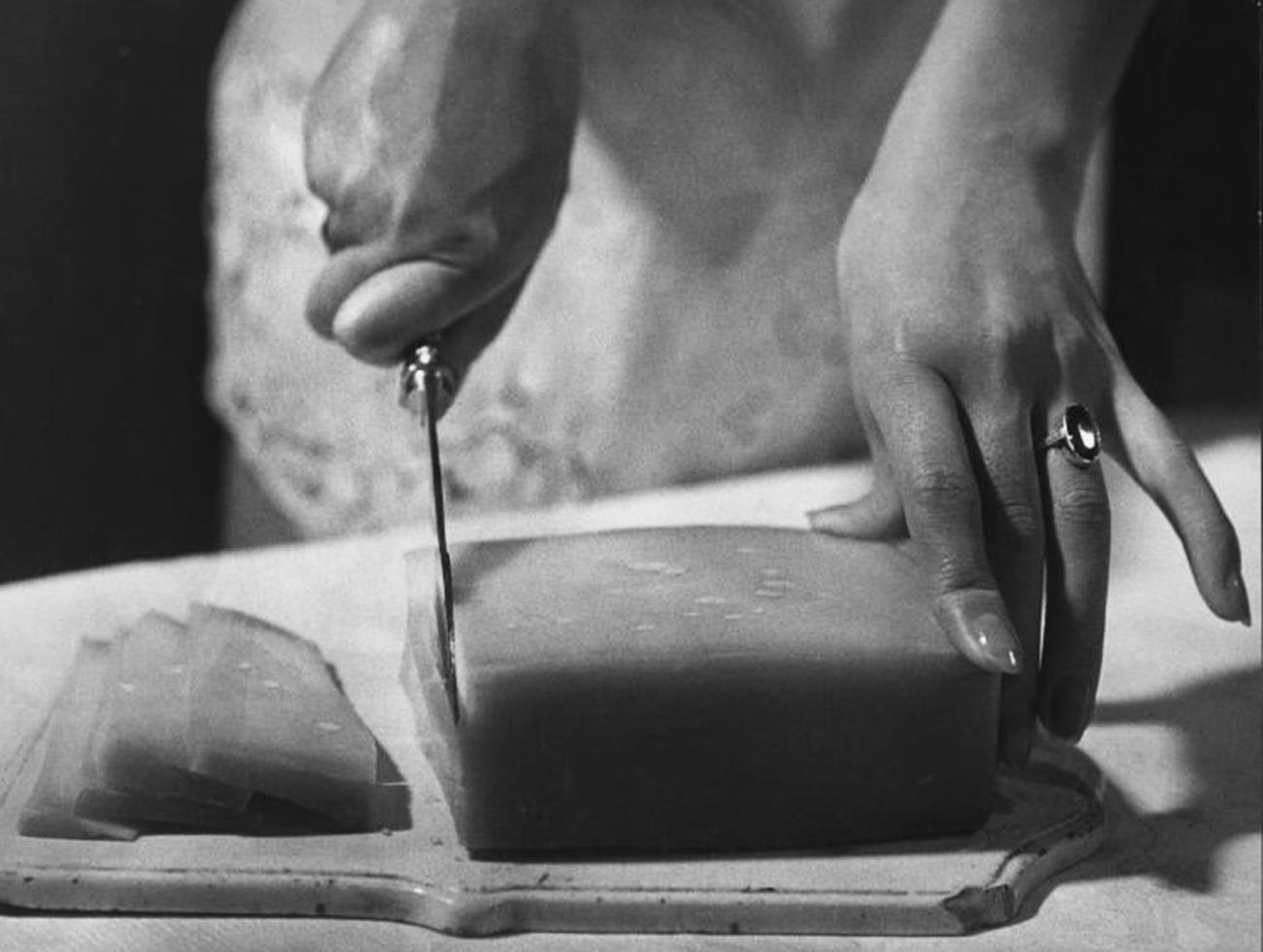 Il est difficile de déterminer précisément ce qui se trouve sous ce couteau : du beurre, du fromage ou encore du lard ? (1957)

