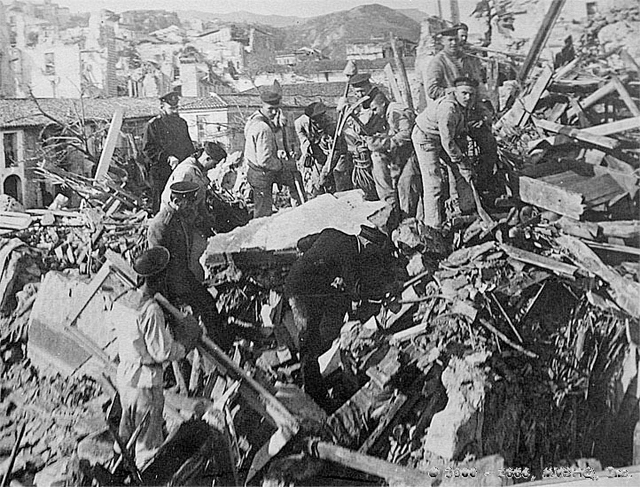 Морнари са оклопњаче „Слава“ на рушевинама Месине, Италија.