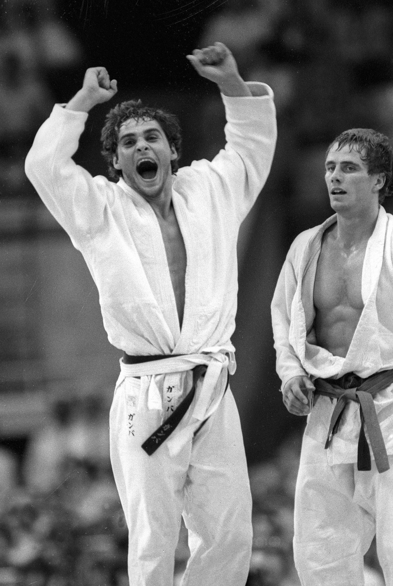 L'Italien Ezio Gamba, champion olympique de judo (à gauche)