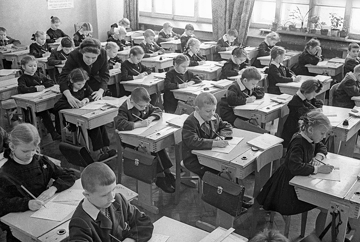 Ученики на занятиях в первом классе московской школы №315. 1964