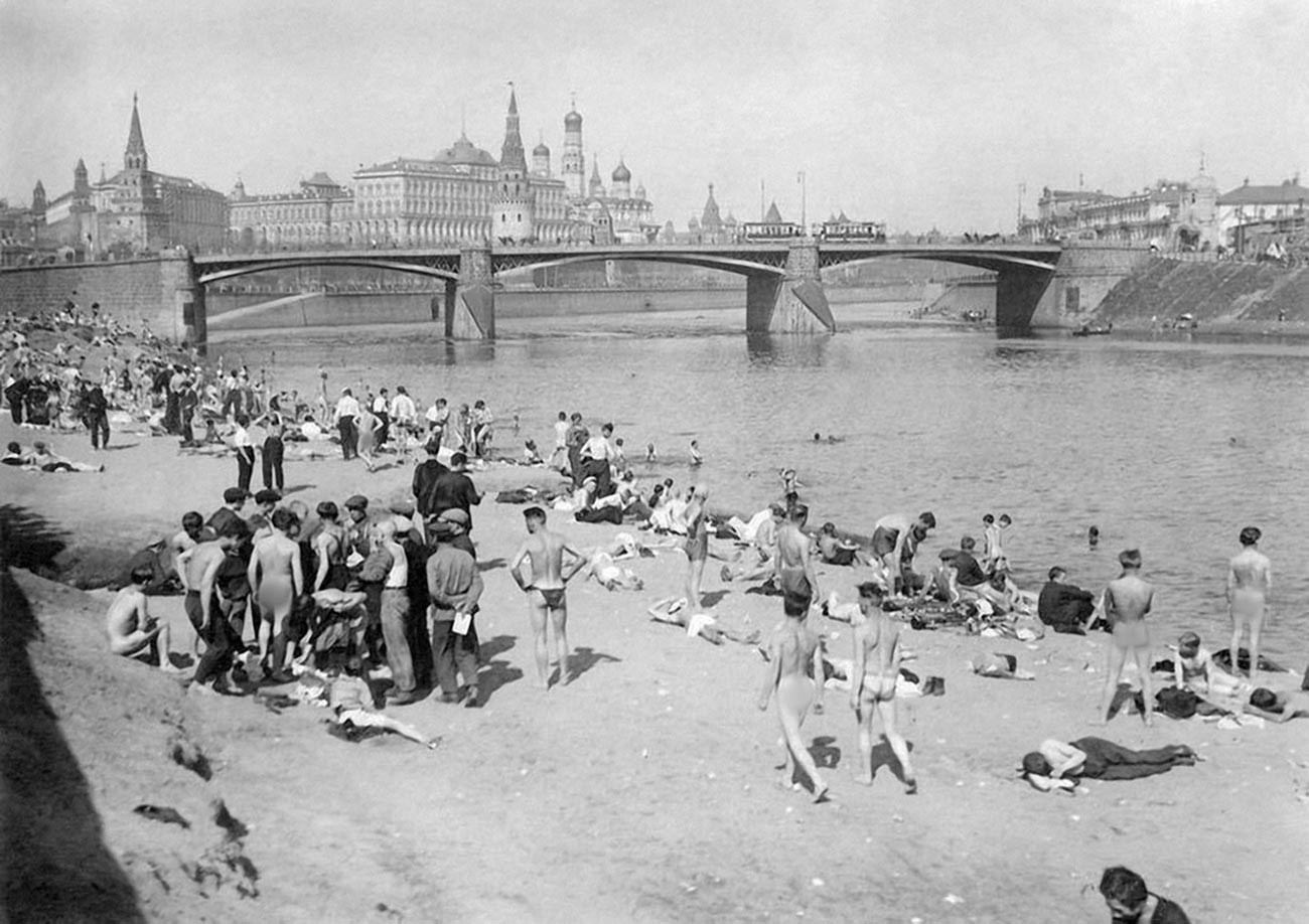 Menschen an einem FKK-Strand, 1928.