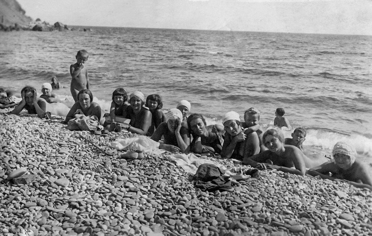 Nackte Arbeiterinnen einer Fabrik mit ihren Kindern im Urlaub auf der Krim, 1932.
