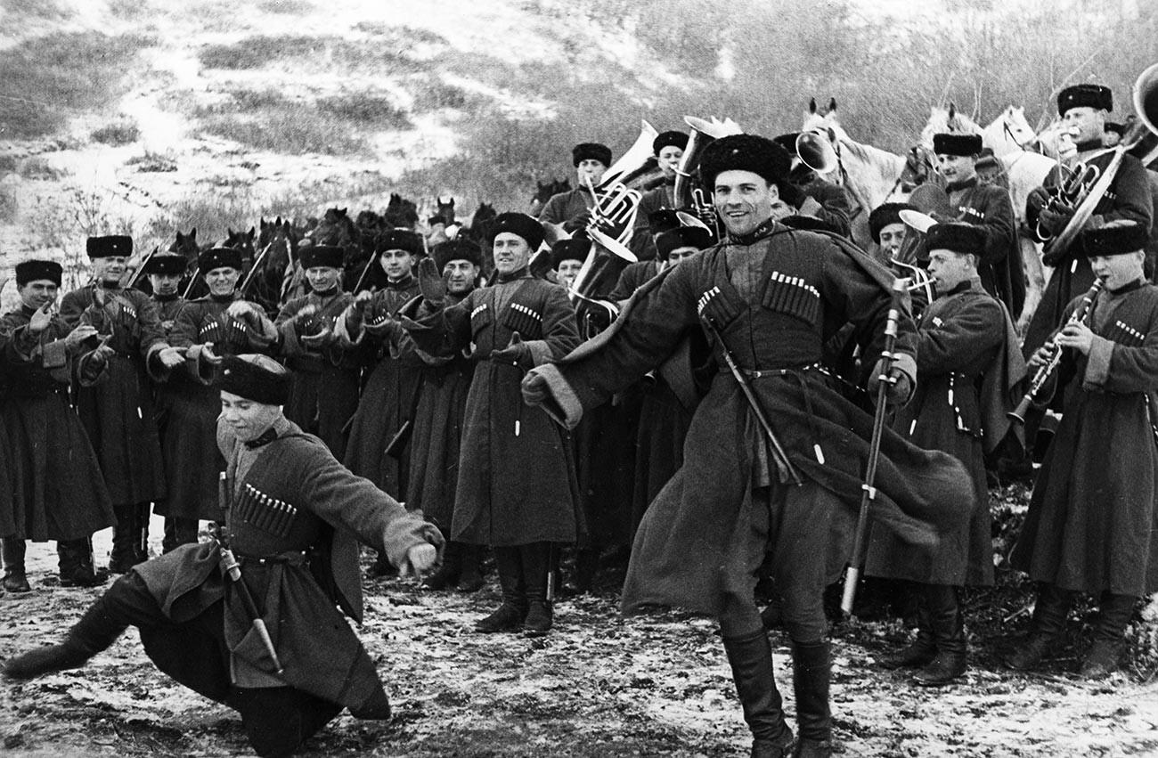 Козаци совјетске Црвене армије уживају у предаху.