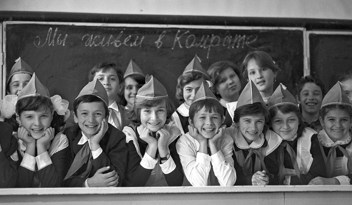Učenci srednje šole št. 1 v mestu Komrat, 1985
