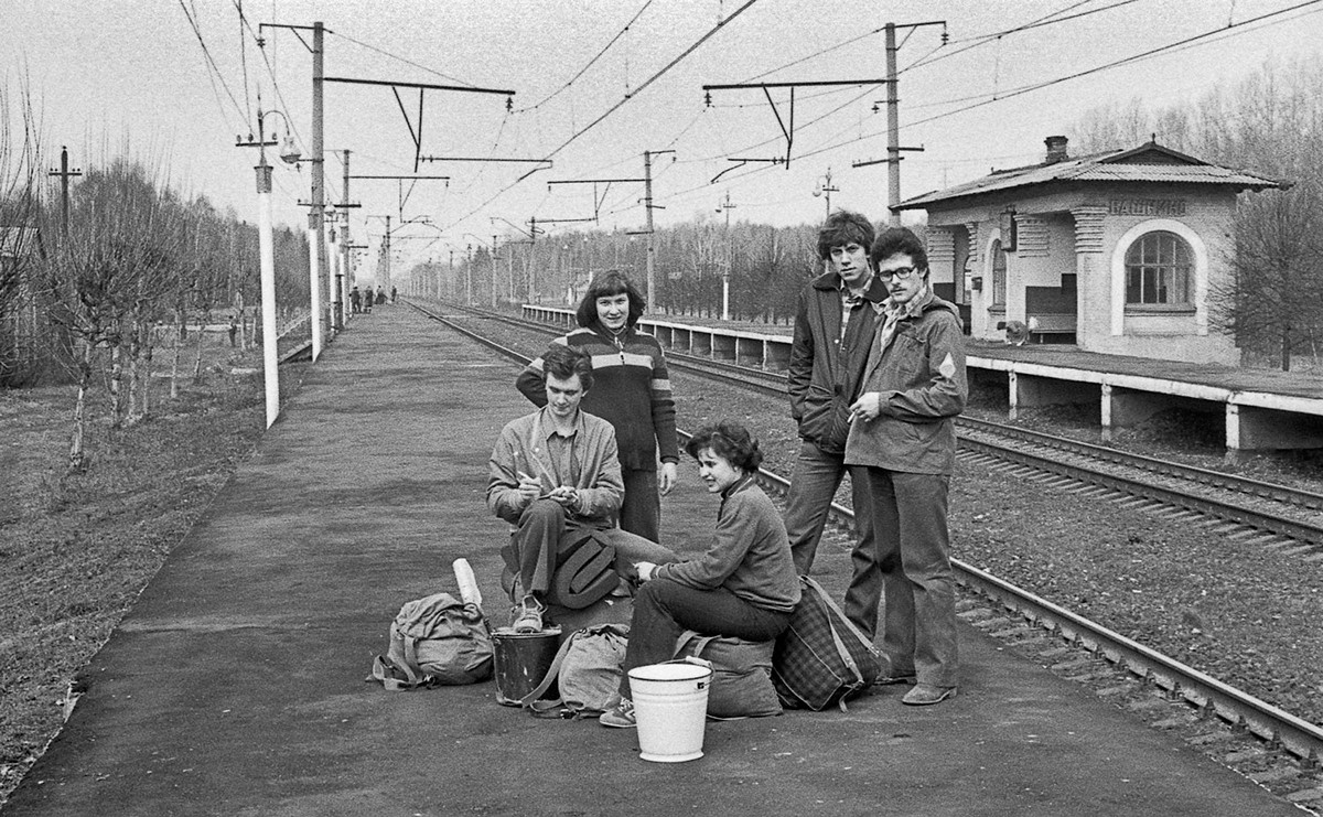 У ишчекивању воза, на железничкој станици са ранчевима, 1980.