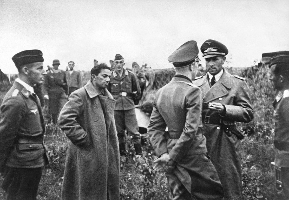 Jakov Josifovič Džugašvili (18.03.1907 – 14.04.1943?), sin Josifa Stalina in Jekaterine (Keke) Svanidze po zajetju julija 1941