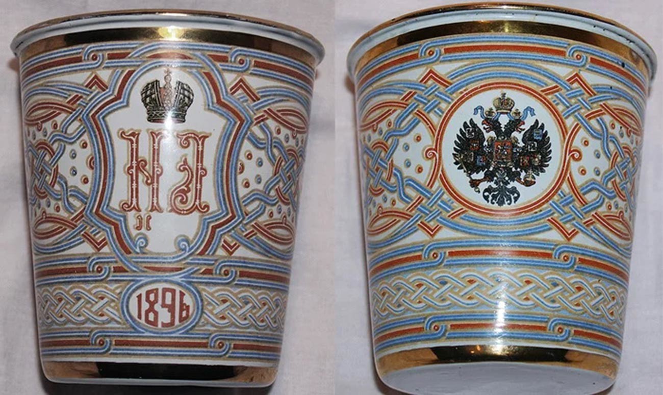 Un gobelet en métal émaillé distribué à Khodynka