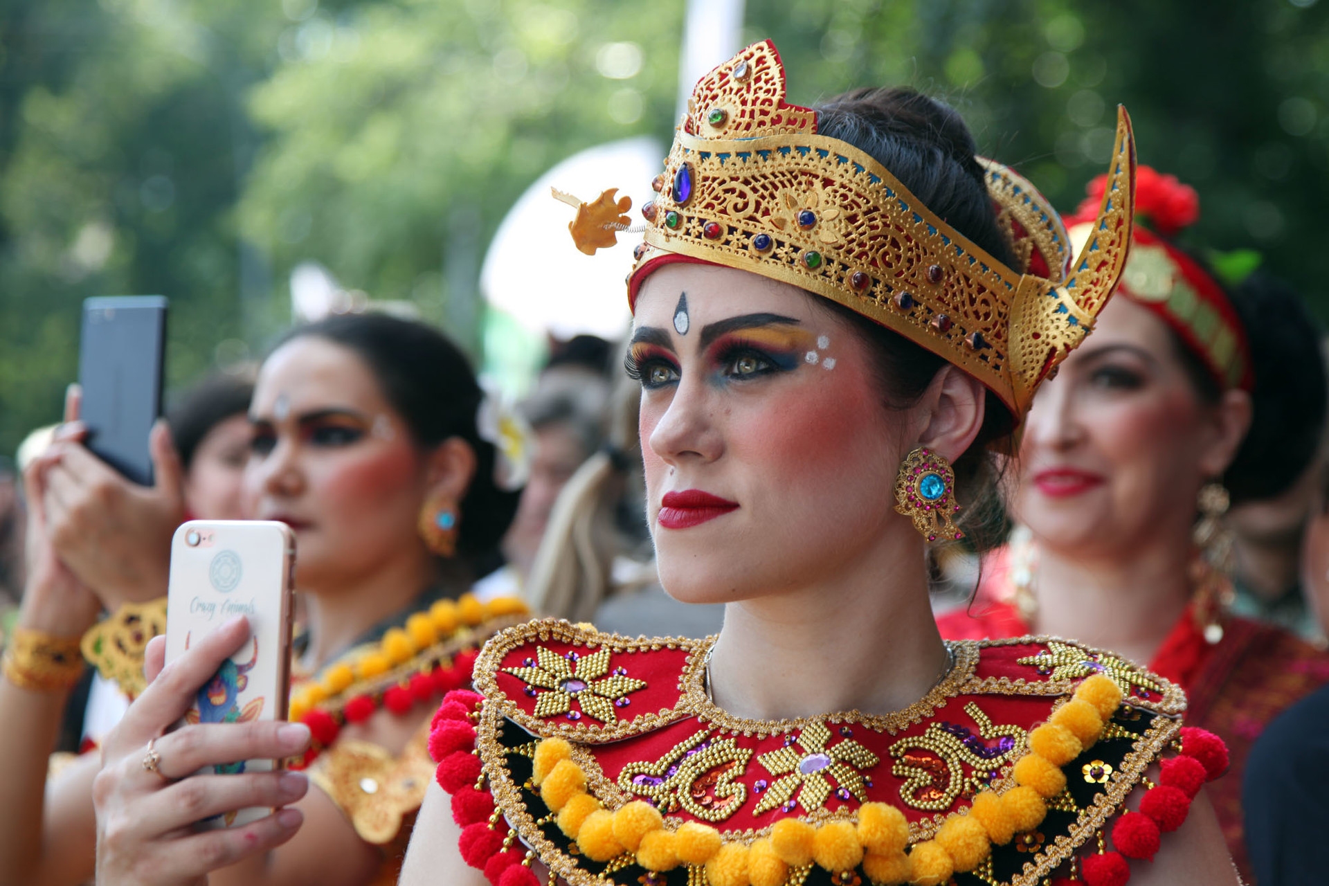 Seorang warga Rusia mengenakan pakaian tradisional Bali pada Festival Indonesia 2018 di Taman Krasnaya Presnya, Moskow, Jumat (3/8).