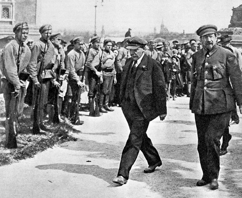 Владимир Лењин (лево) и Анатолиј Луначарски (десно) пролазе поред почасне страже.