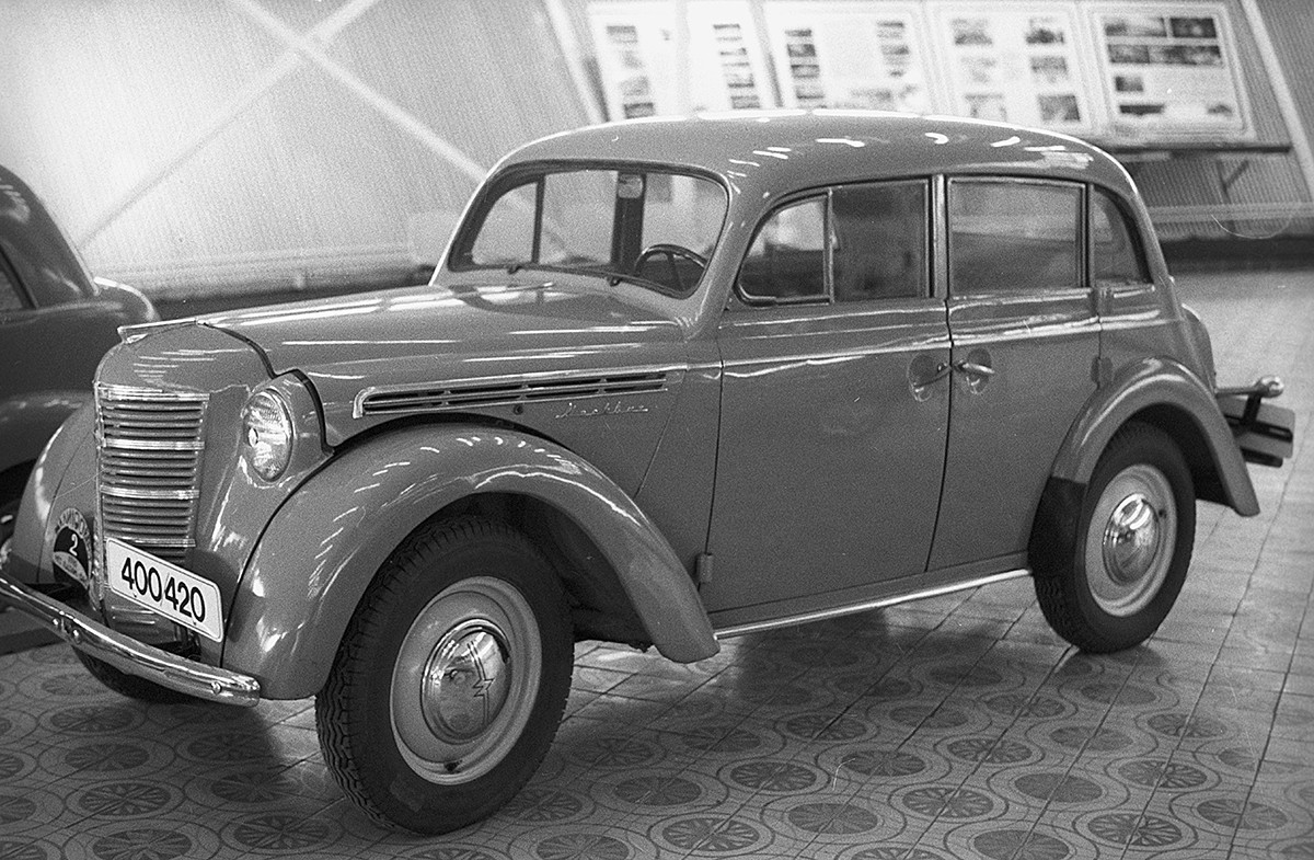 „Москвич-400“, производња 1946-1954, производ Московске фабрике малолитарских аутомобила (данас Фабрика аутомобила „Лењинов комсомол“ (АЗЛК)). Експонат музеја АЗЛК.