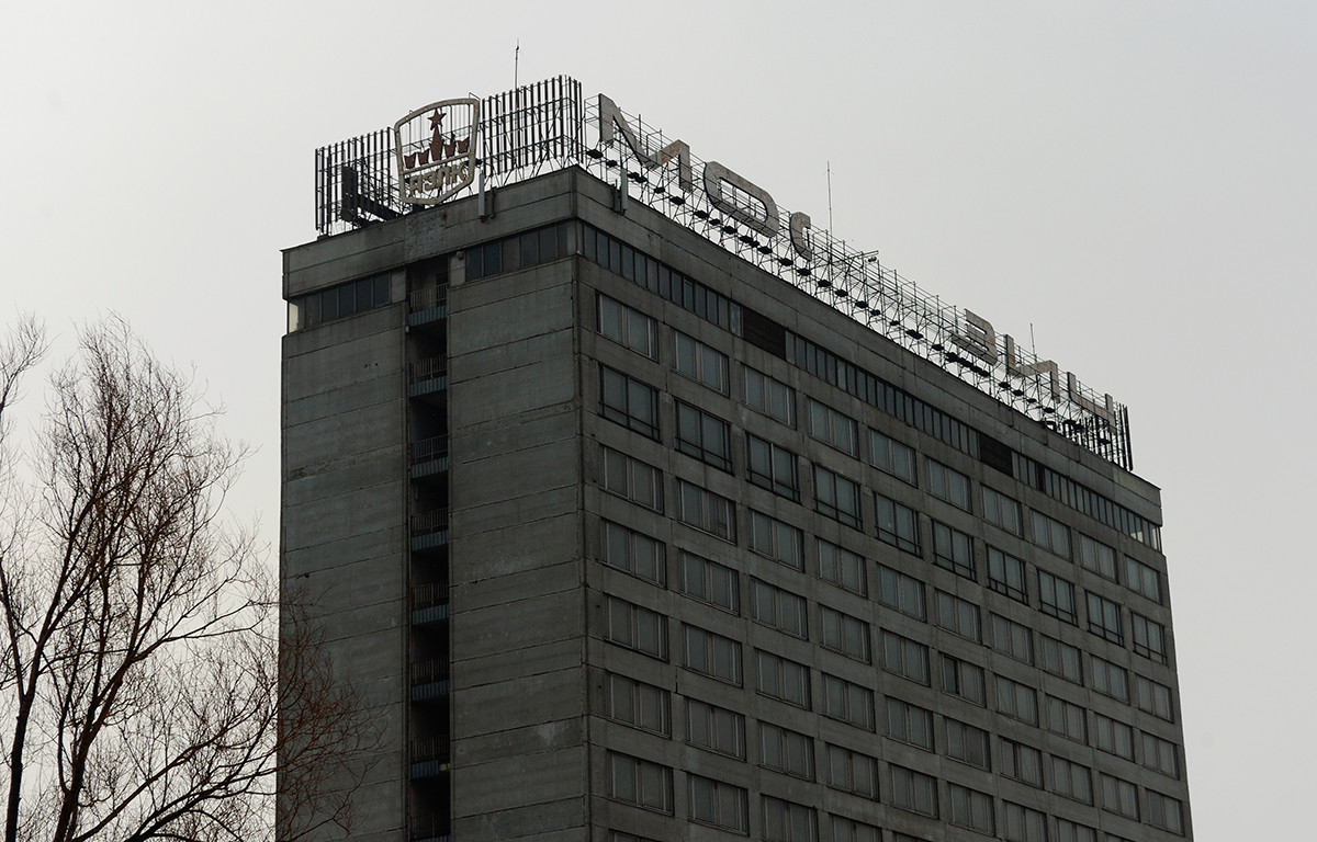 Зграда фабрике на којој се врши демонтажа натписа „АЗЛК“ и „Москвич“, а која ће касније постати део комплекса центра иновативне индустрије „Технополис Москва“.