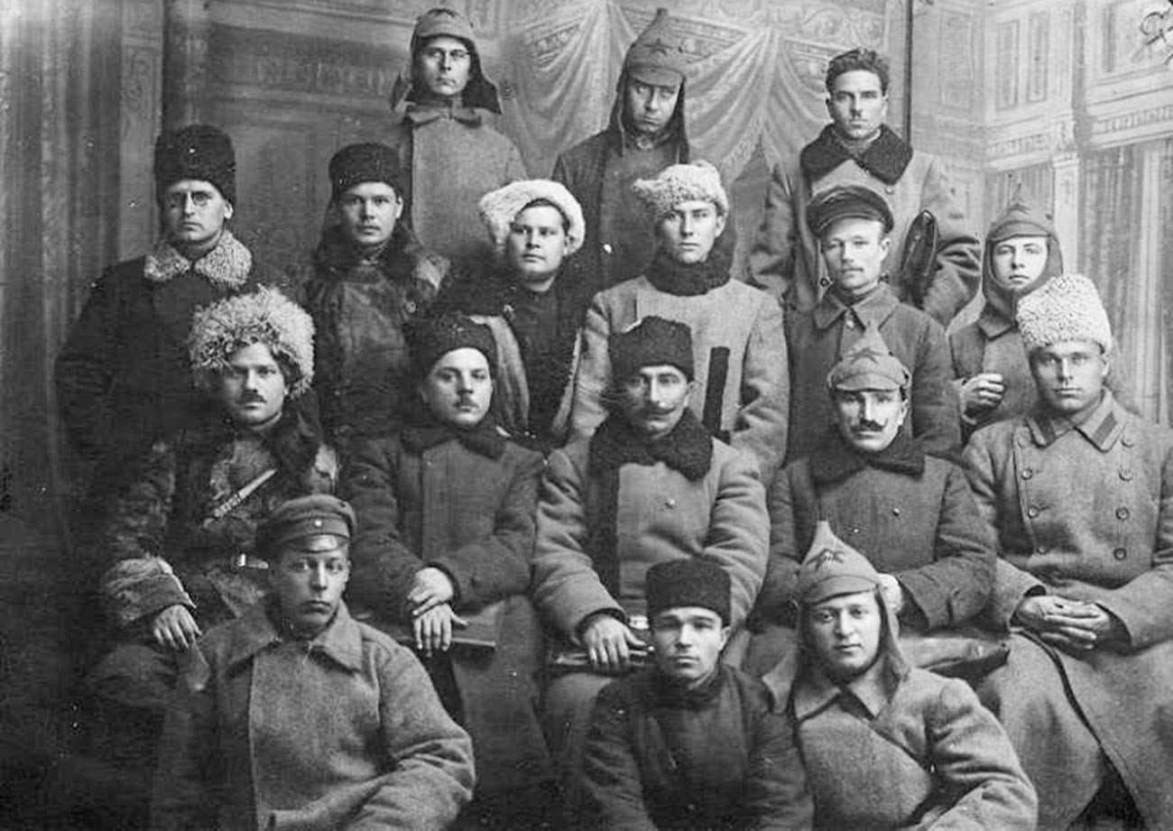 Semión Budionni (centro, tercera fila desde arriba) y comandantes del 1er Ejército de Caballería.