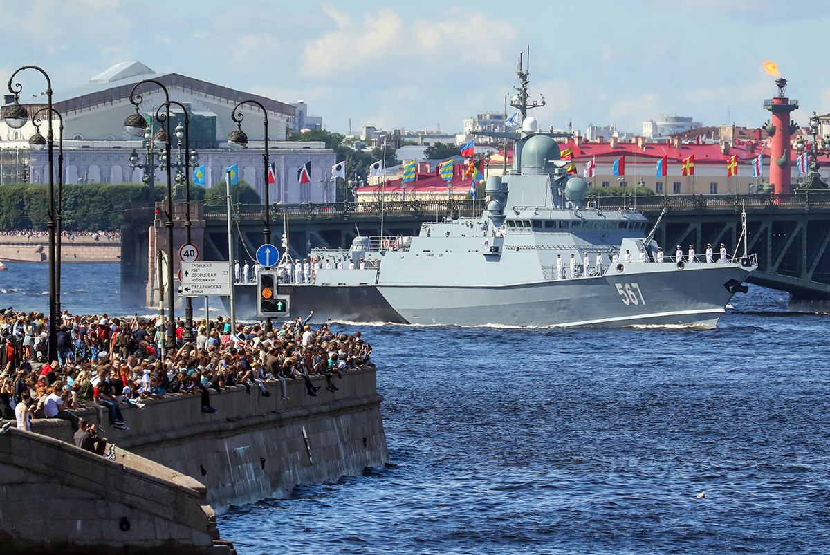 La corvette Mytichtchi lors de la parade militaire sur la Neva à l’occasion de la Journée de la Marine.