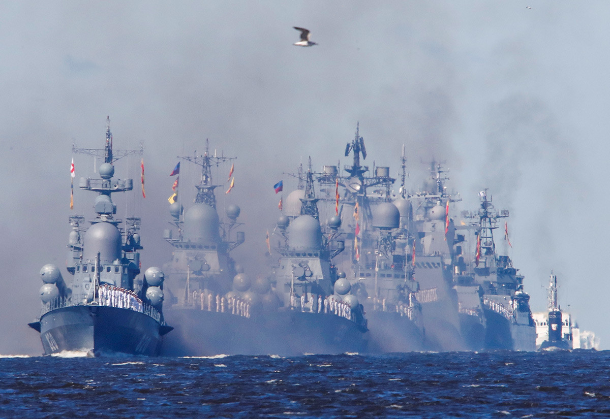 Des navires de guerre voguent à Kronstadt, près de Saint-Pétersbourg, vers leurs bases militaires.