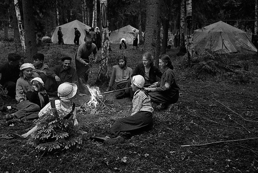 Pioneers at the Zelenya Gavan camp, 1949.