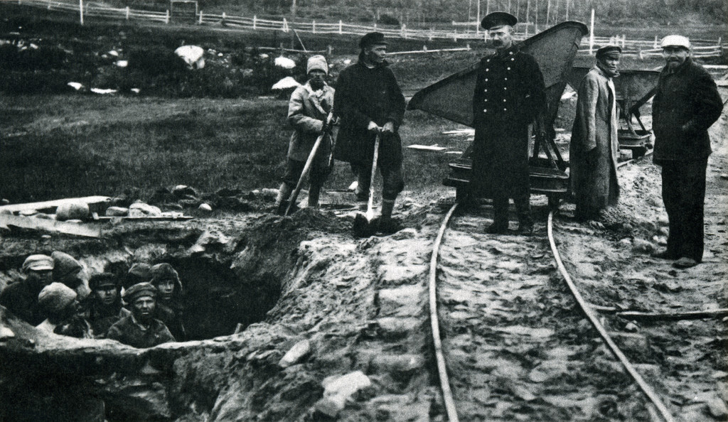 Zaporniki delovnega taborišča Solovecki kopajo glino za opekarno
