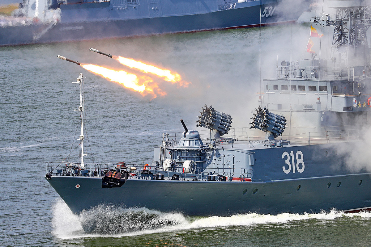 サンクトペテルブルクの海軍の日の祝典で全面砲撃を披露するコルベット艦アレクシン