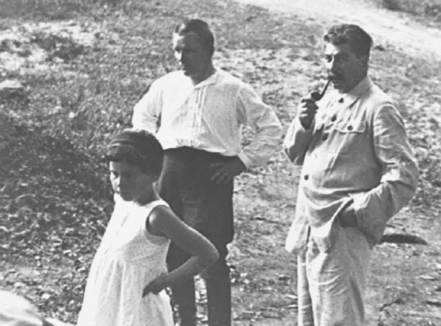 Iósif Stalin con su hija Svetlana y Serguéi Kírov.