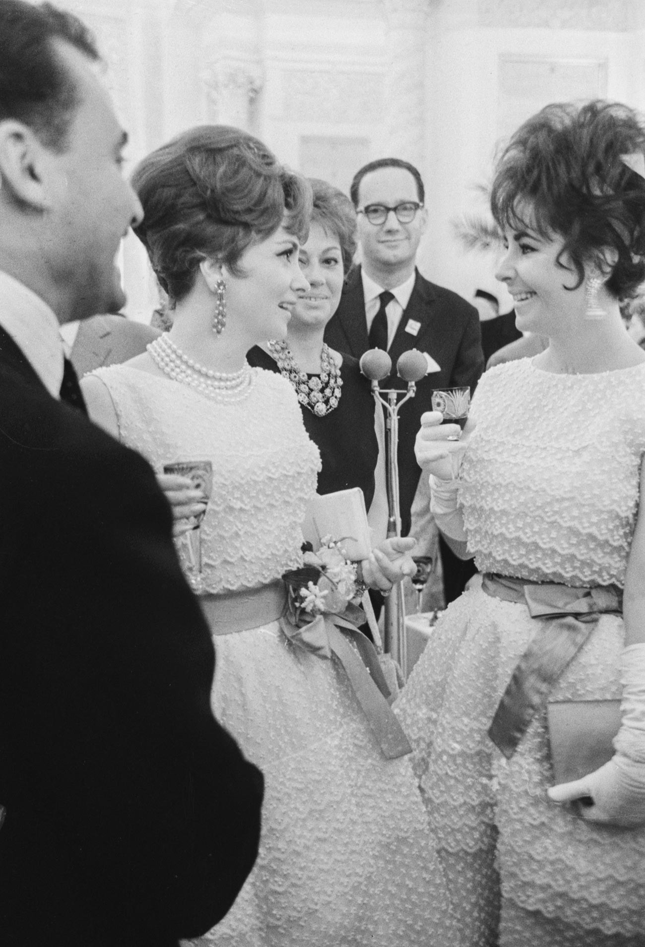 Филмовите актриси Джина Лолобриджида и Елизабет Тейлър (вдясно) по време на прием в Големия Кремълски дворец
