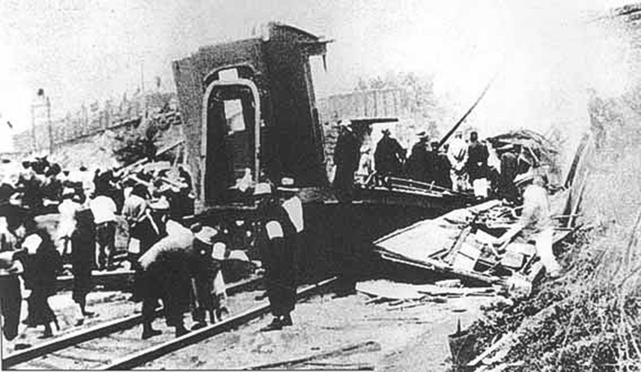Željeznička stanica Huanggutun poslije eksplozije. Pokušaj atentanta na Zhanga Zuolina, lidera Fengtianske klike u kojem je zadobio smrtonosne povrede.