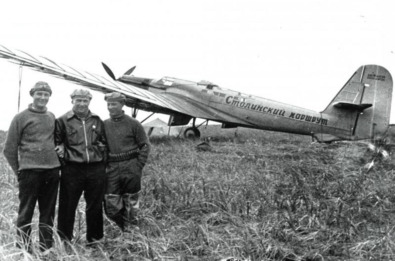 Александар Бељаков, Валериј Чкалов и Георгиј Бајдуков на острву Уд (данас острво Чкалов) неколико часова након слетања.