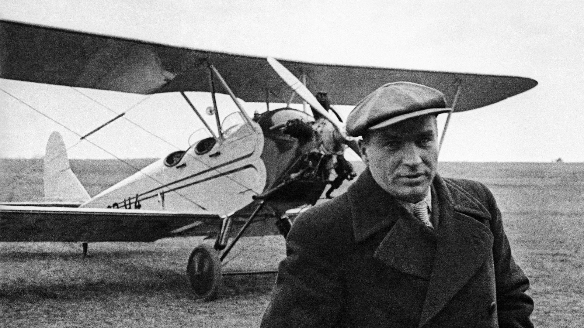 Херој Совјетског Савеза Валериј Павлович Чкалов испред вежбовног авиона У-2 који је добио на поклон од народног комесара за тешку индустрију.