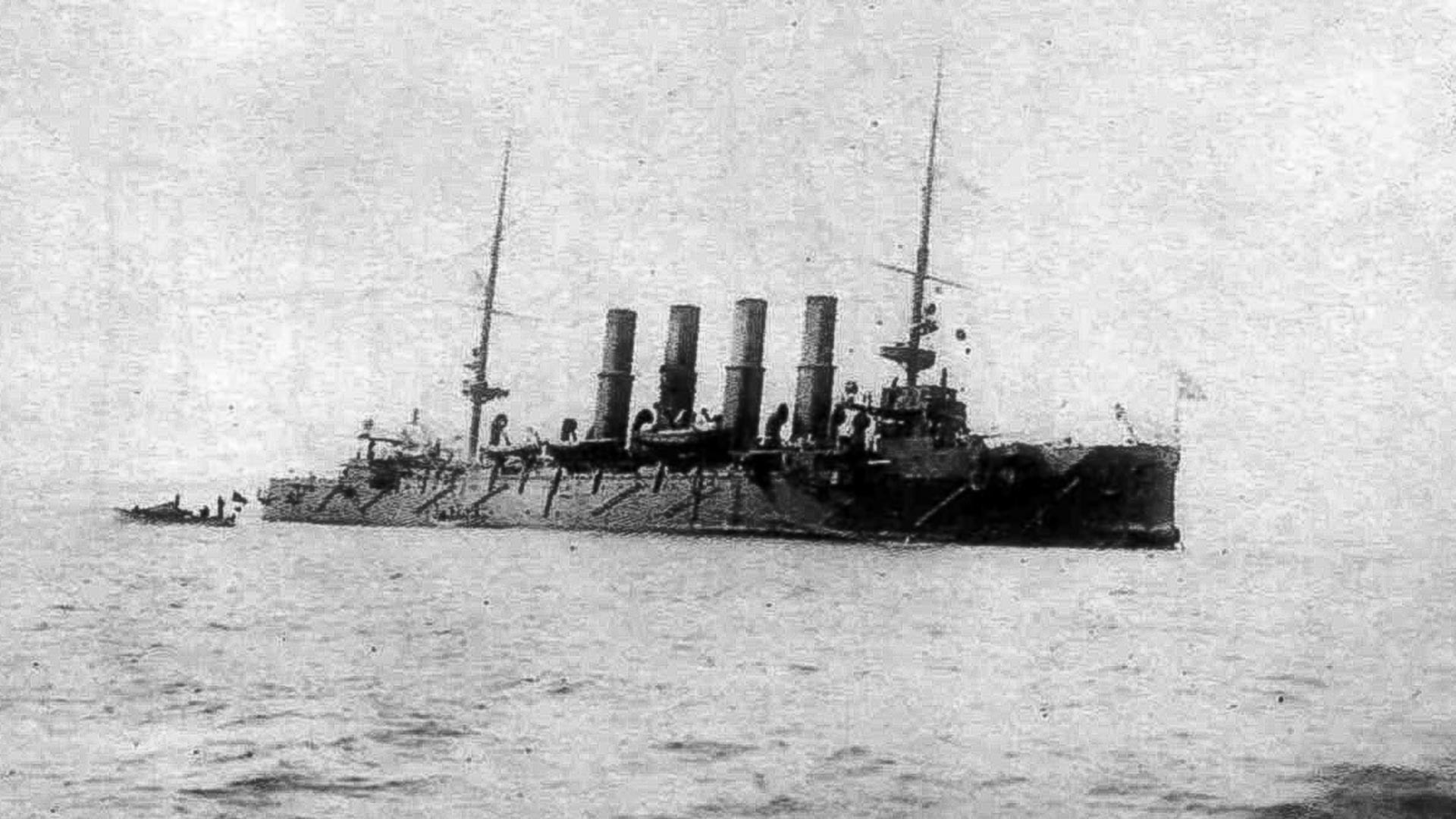 Крстосувачот „Варјаг“. По битката бродот силно се навали на левата страна.