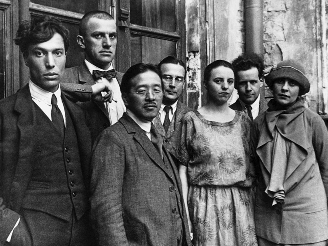 From left to right: Boris Pasternak, Vladimir Mayakovsky, Tamizi Naito, diplomat Arseny Voznesensky, Olga Tretyakova, Sergei Eisenstein and Lilya Brik.