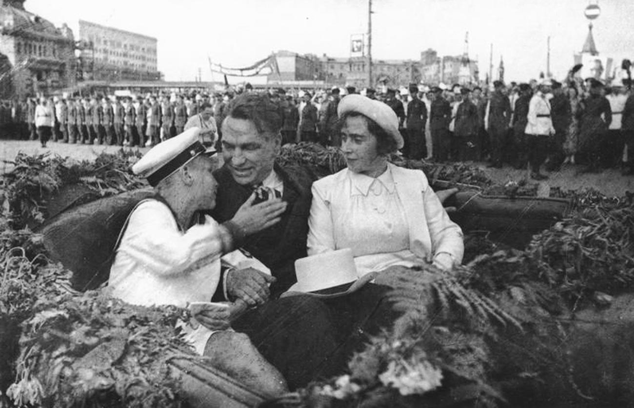 Валериј Чкалов со сопругата и синот на плоштадот пред Белоруската железничка станица. 