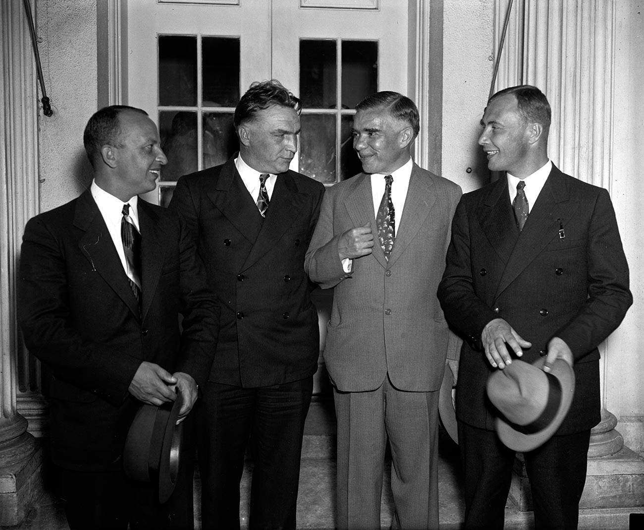 Bajdukov, Čkalov, opunomoćeni predstavnik SSSR-a Trojanovski i Beljakov poslije prijema kod predsjednika SAD-a Roosevelta u Bijeloj kući 28. lipnja 1937.

