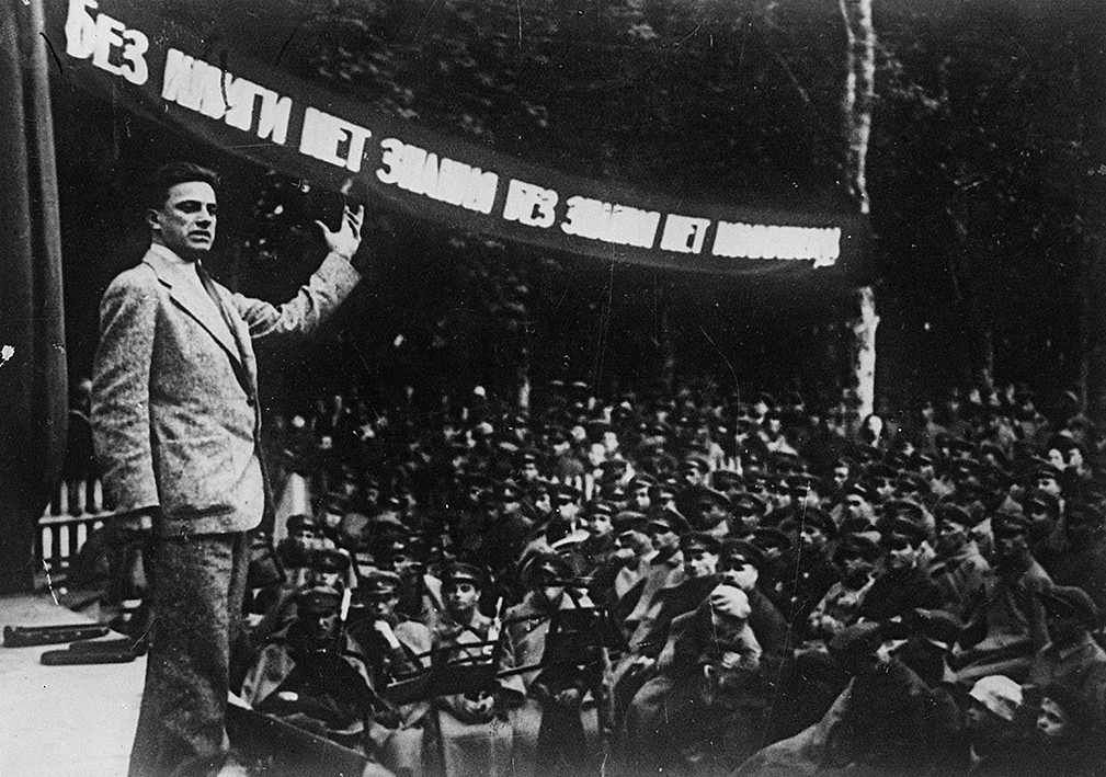 Vladimir Mayakovsky performing in front of the Red Army soldier, 1929