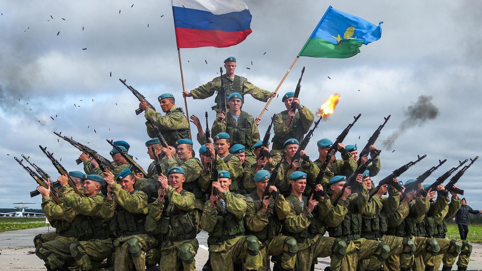 Pripadnici 98. divizije desantno-padobranskih snaga za vrijeme vojno-patriotskog festivala "Otvoreno nebo 2019" na aerodromu Severni.