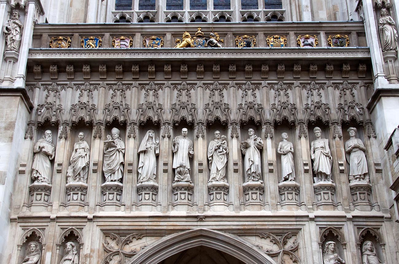 Стена Вестминстерского аббатства. Статуя Елизаветы - четвертая слева