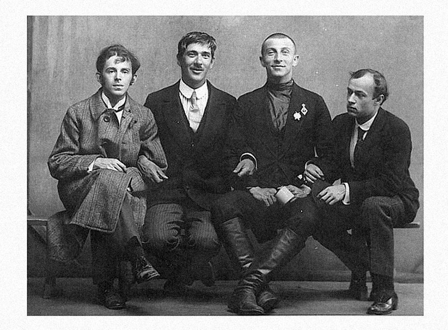 オシップ・マンデリシュターム、コルネイ・チュコフスキー、ベネディクト・リフシッツ、ユーリイ・アンネンコフ（左側から）