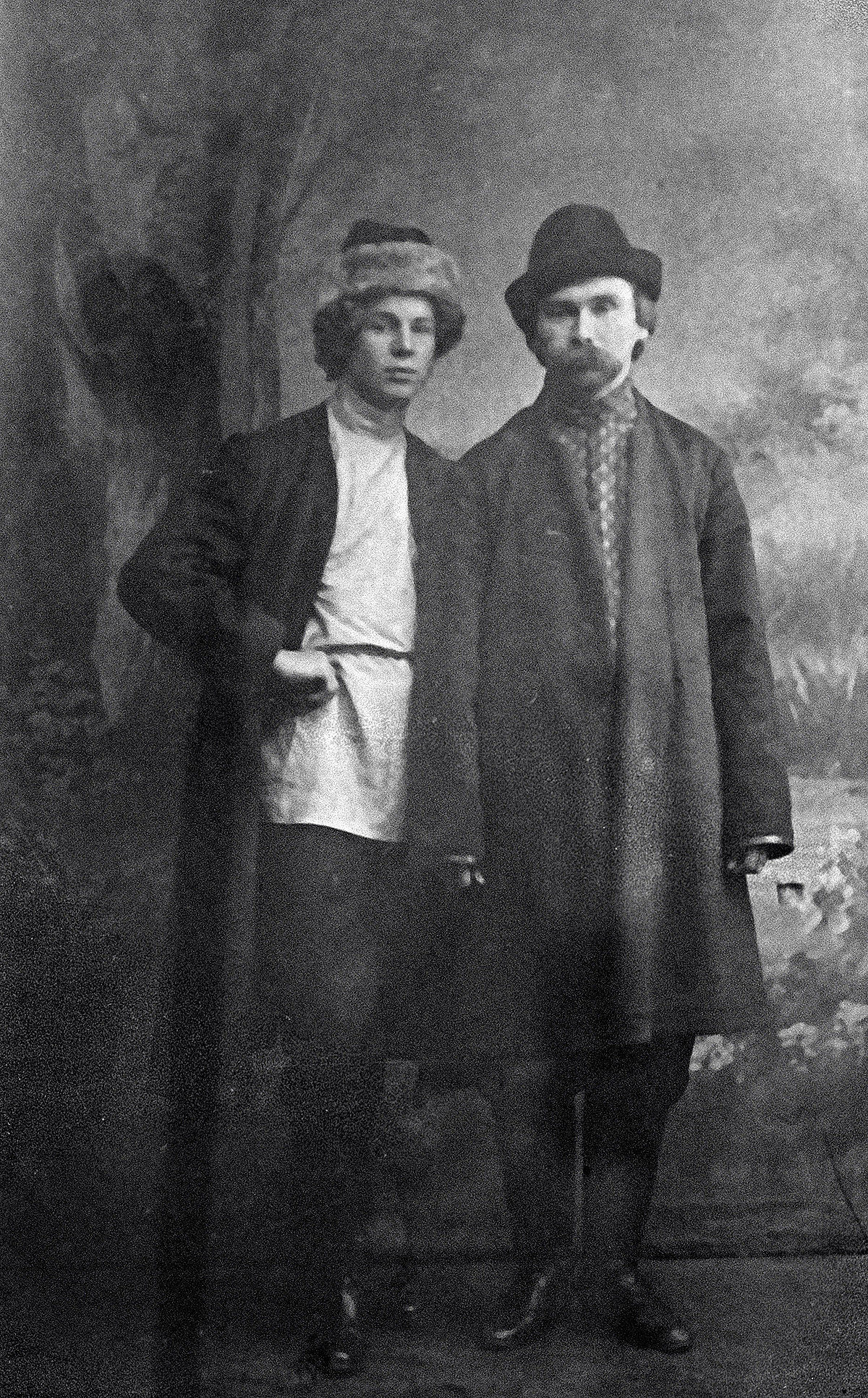 セルゲイ・エセーニン（左側）とニコライ・クリュエフ
