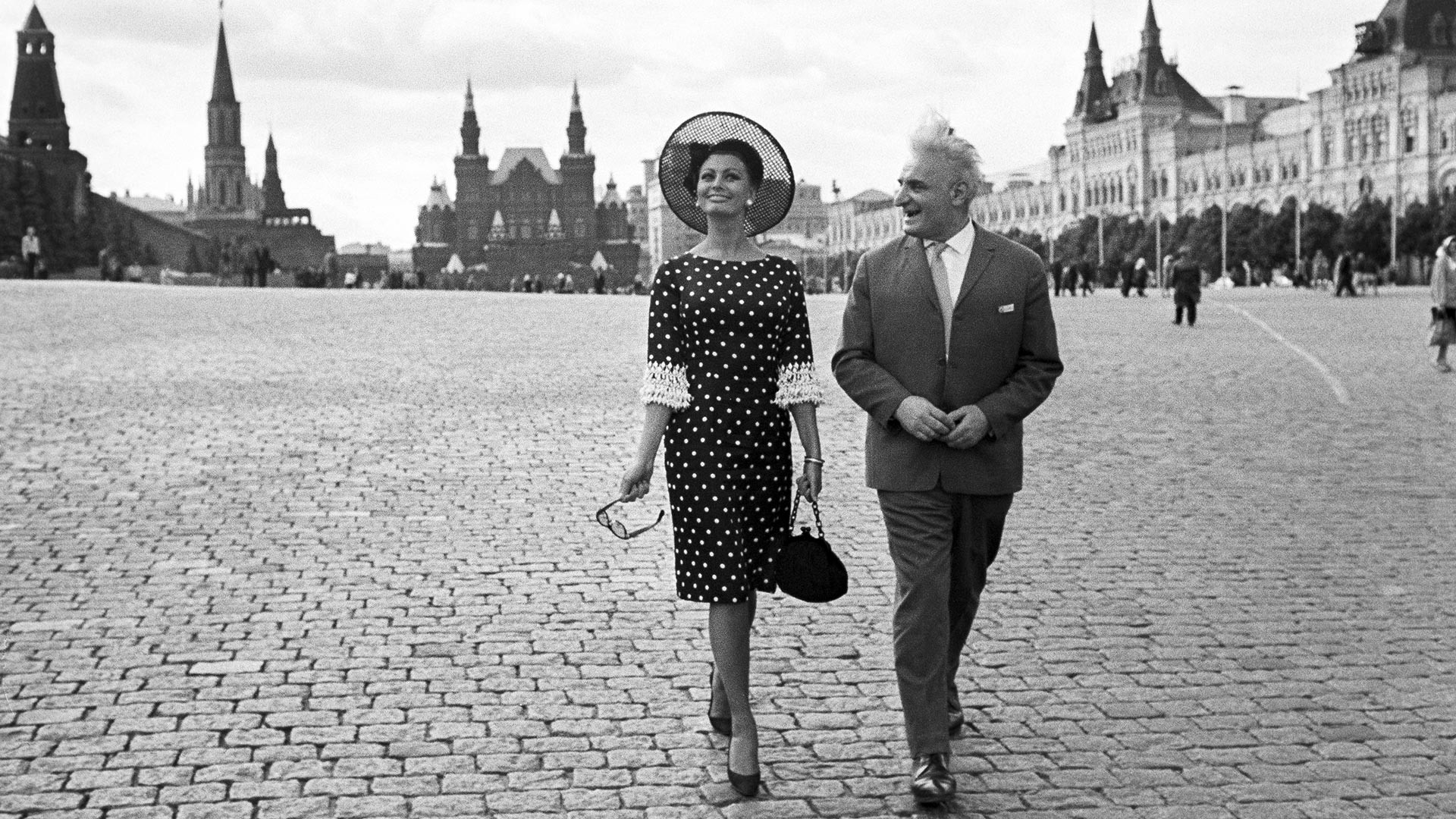 Sophia Loren et l'acteur soviétique Sergo Zakariadze sur la place Rouge