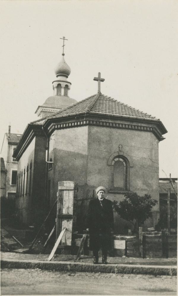 Cosaque posant à l'arrière de l'église Saint-Nicolas