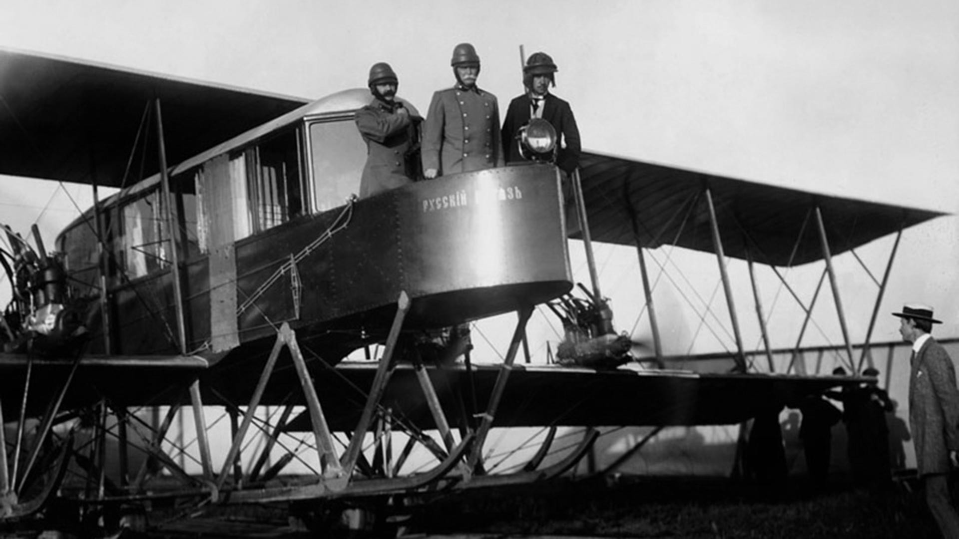 Le pionnier de l'aviation Igor Sikorsky (à droite) à bord de l'avion russe Rousski Vitiaz
