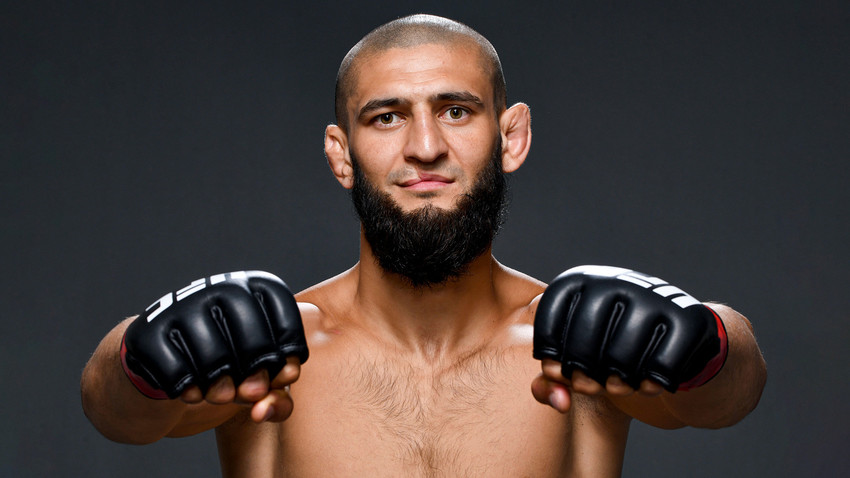 Hamzat Čimajev iz Čečenija pozira za portret po zmagi na UFC Fight Night na otoku Jas v Abu Dabiju 26. julija 2020.