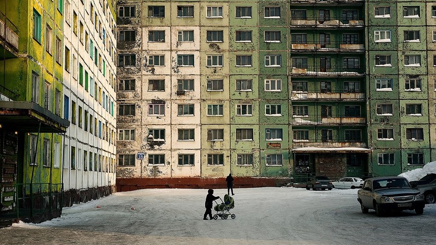 Bloki so v Norilsku tesno drug ob drugem, da preprečijo vstop močnim vetrovom v stanovanjske četrti; iz serije fotografij Dnevi noči - Noči dni