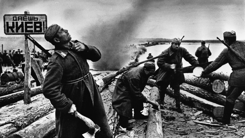 Soldati sovietici preparano le zattere per attraversare il fiume Dnepr (il cartello dice “A Kiev!”). Battaglia del Dnepr, 1943