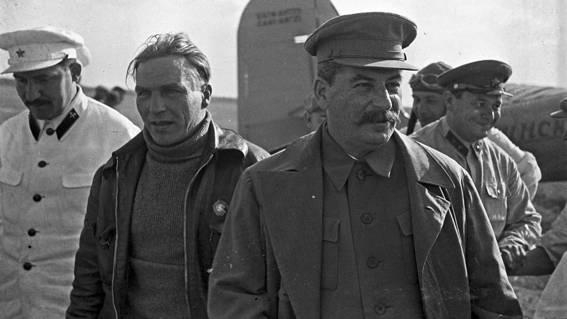 Generalni sekretar CK RSFSR Josif Stalin s članom Politbiroja Lazarjem Kaganovičem med sprejemom sovjetskega poskusnega pilota Valerija Čkalova (v sredini) na Ščolkovskem letališču, 10. avgusta 1936
