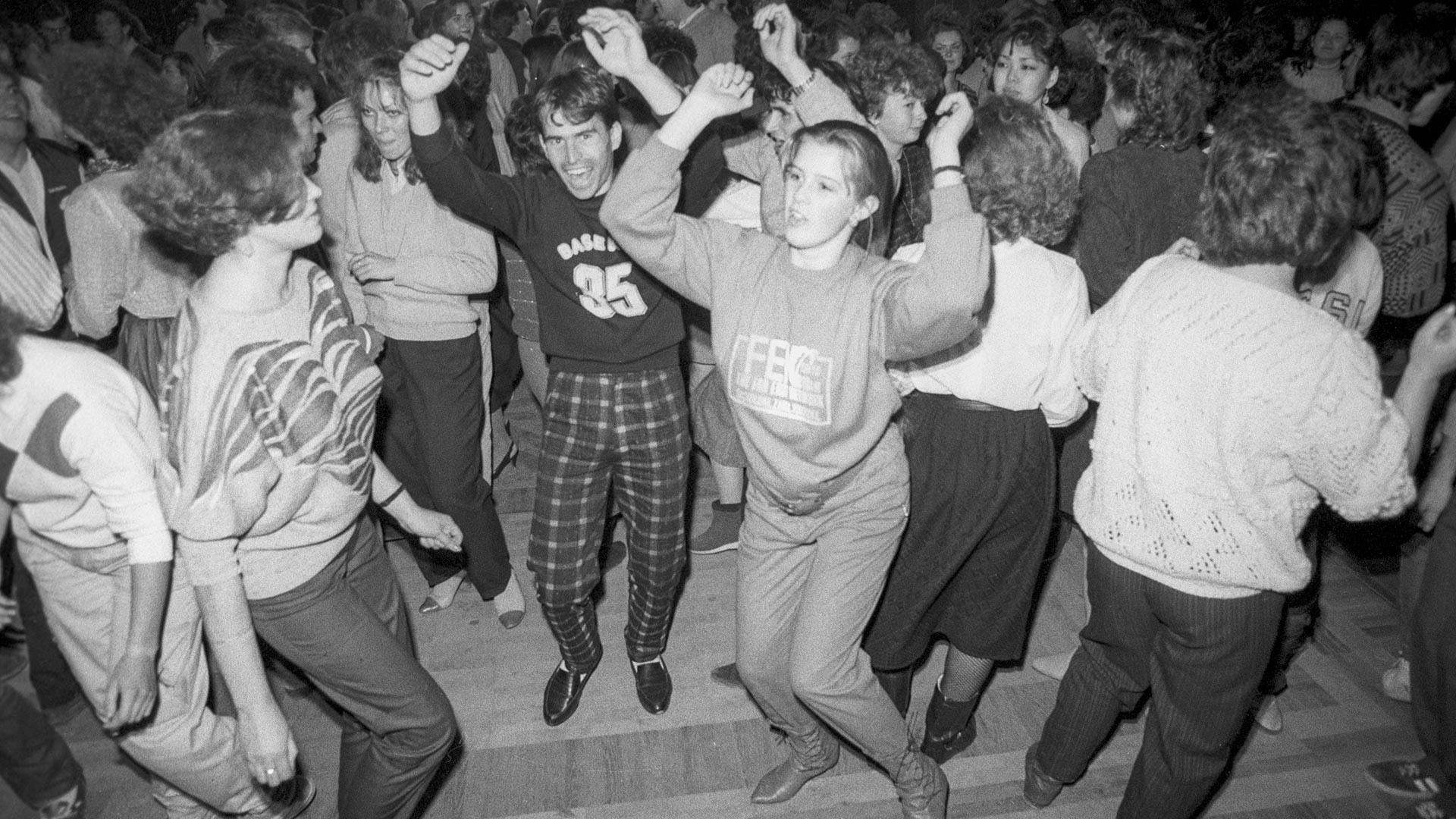 Младината од московските претпријатија, членка на Друштвото за советско-бугарско пријателство и учесници на бугарското културно-уметничко друштво „Шумен“ во дискотека во паркот „Горки“.
