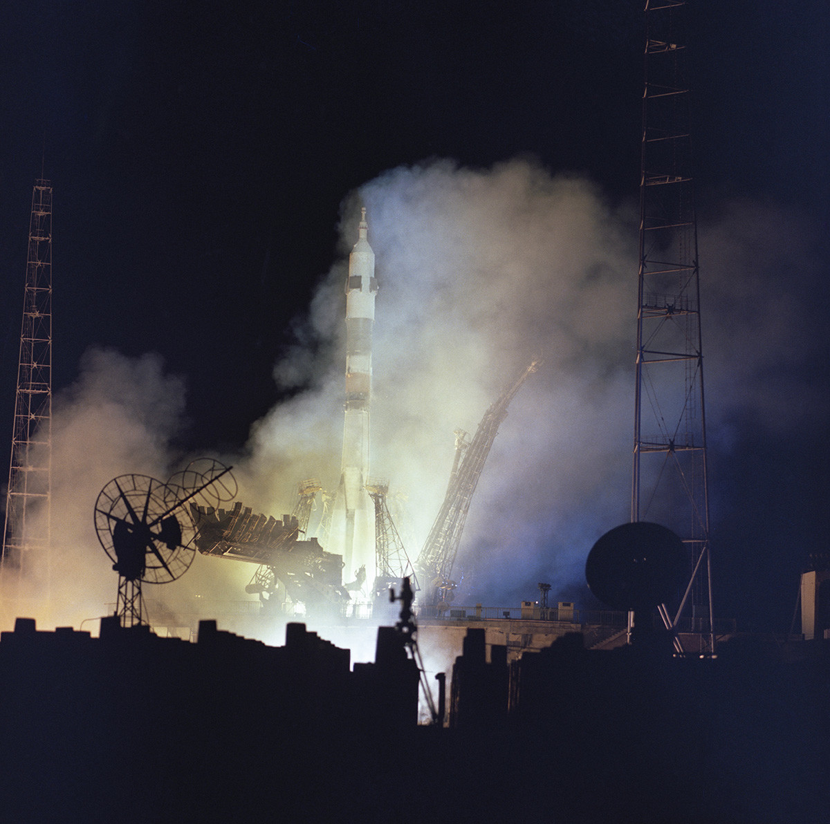 Казахстан. Кызылординская область. 14 октября 1976 г. Ночной старт ракеты-носителя с космическим кораблем 