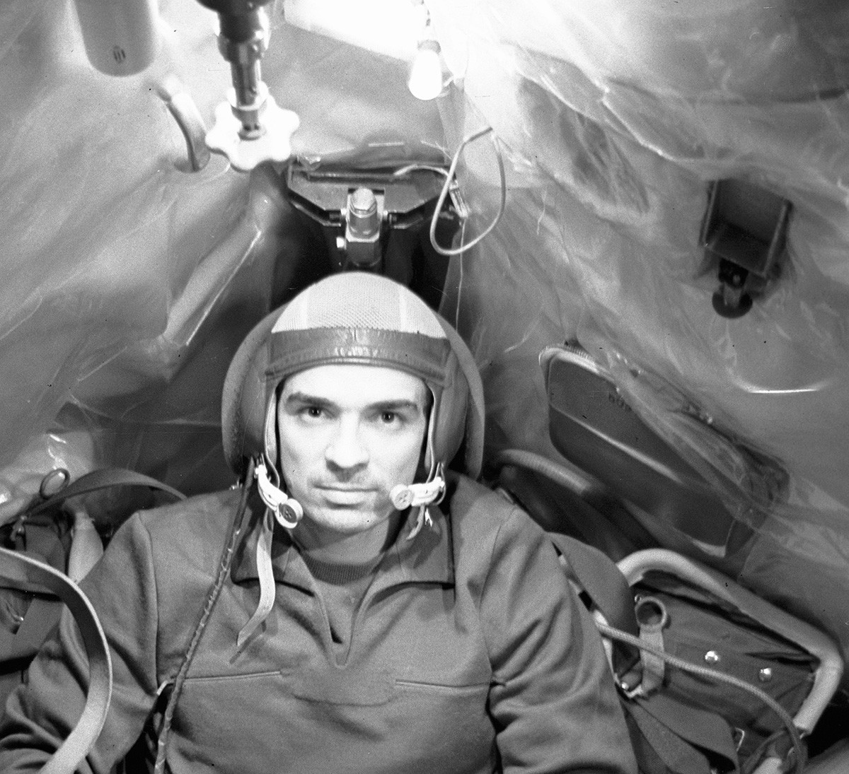 Командир космического корабля «Союз-23» Вячеслав Зудов во время тренировки в корабле-тренажере