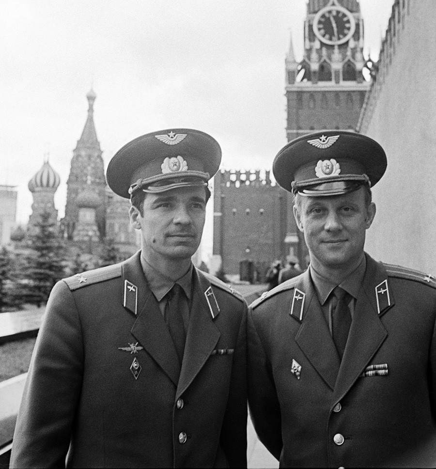 Besatzungsmitglieder des Raumschiffs Sojus-23. Wjatscheslaw Sudow und Walerij Roschdestwenski auf dem Roten Platz 