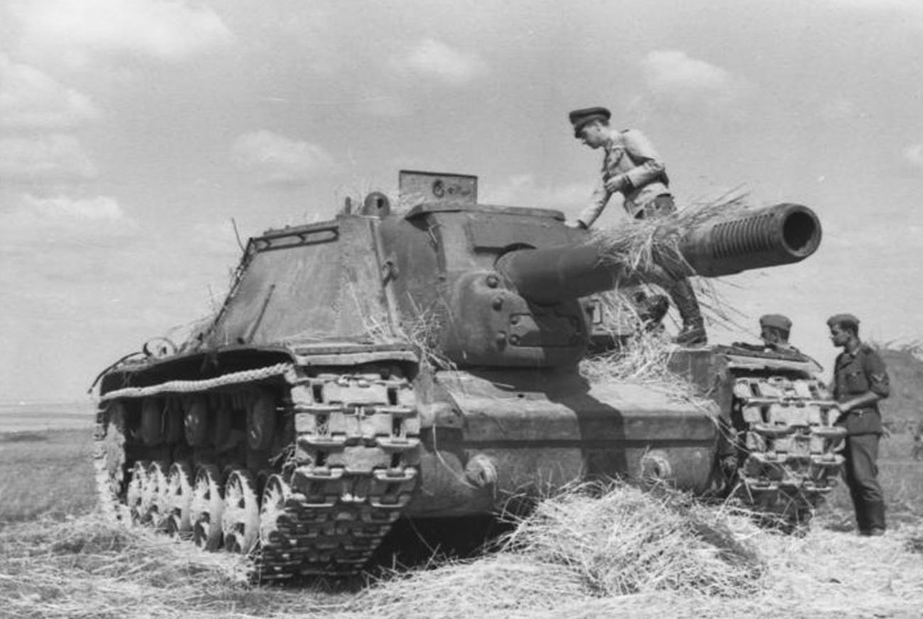 Немачки војници разгледају совјетско самоходно артиљеријско оруђе СУ-152. 