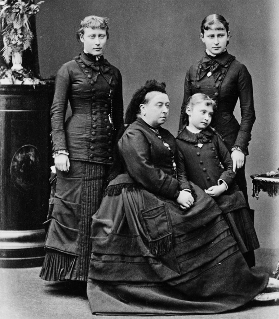 La reine Victoria avec ses petites-filles, les princesses Victoria (à gauche), Élisabeth (à doite) et la princesse Alice la tenant par la main. 