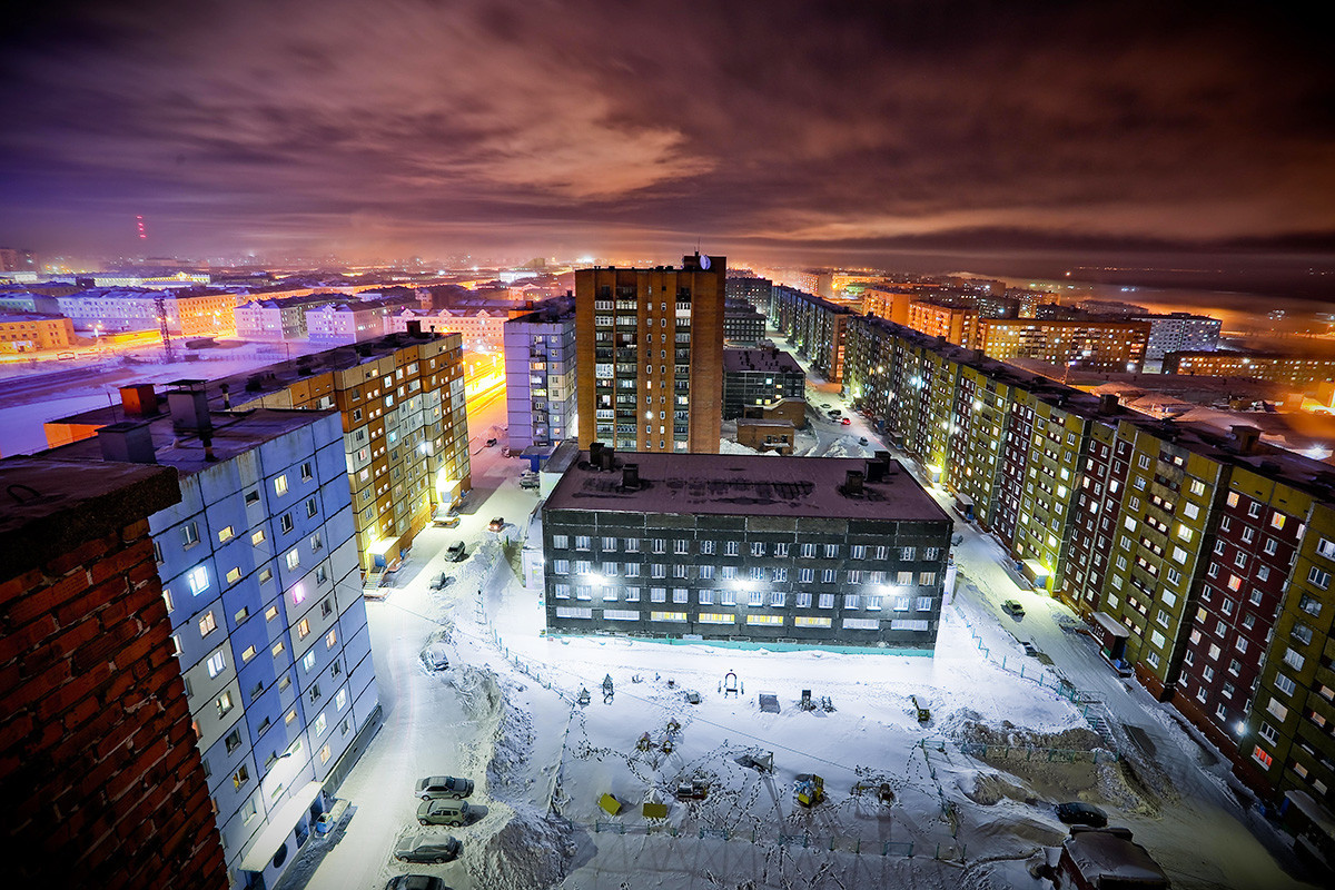 Станбени згради во Нориљск. Температурата се спуштила до -42 степени според Целзиус, 10 јануари 2018 година.
