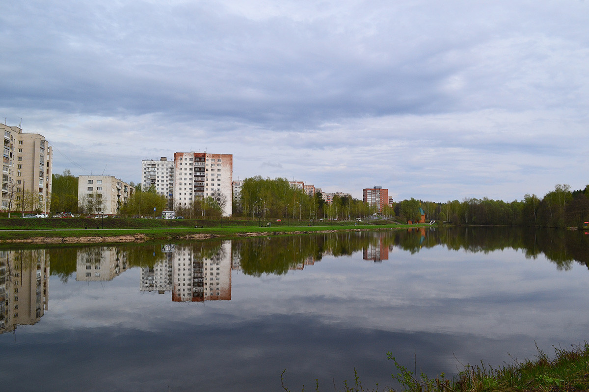 Во околината на Саров: реката Саровка, меѓу десниот брег и Бесарабенковата улица, Саров, Нижегородска област.
